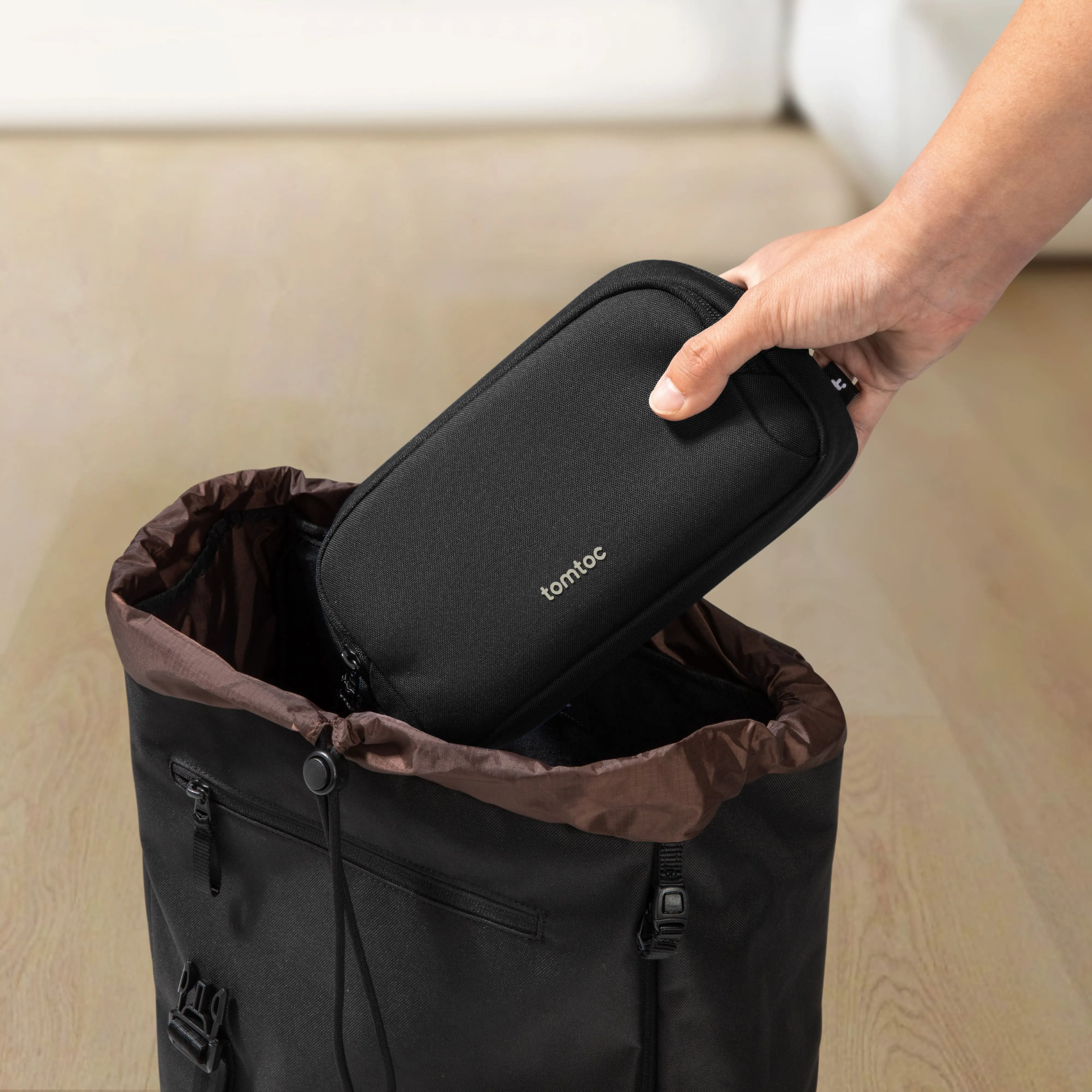 Light-T12 Electronic Accessory Pouch Black 1.8L